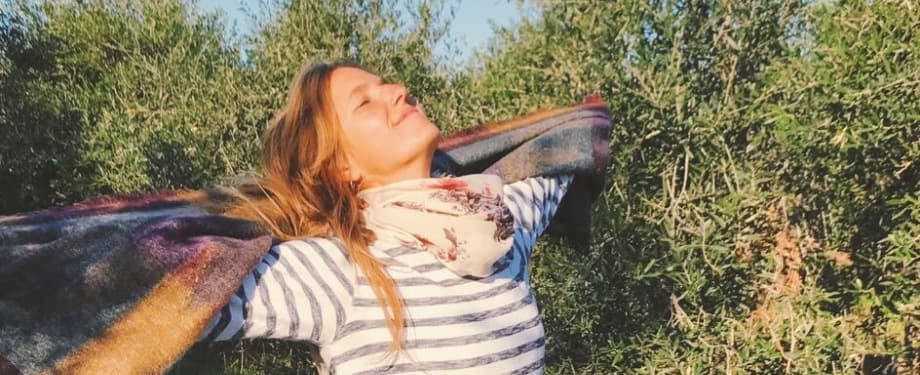 Sandra im Olivenhain bei goldenem Licht
